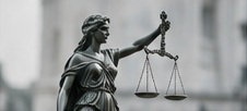 Justitiafigur als Symbol für gerichtlichen Rechtsschutz; KI-Symbolbild