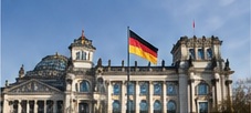 Parlamentsgebäude mit Flagge; KI-Symbolbild